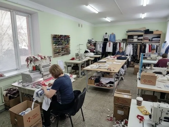 Робочі столи та майстриня за вишивальною машиною
